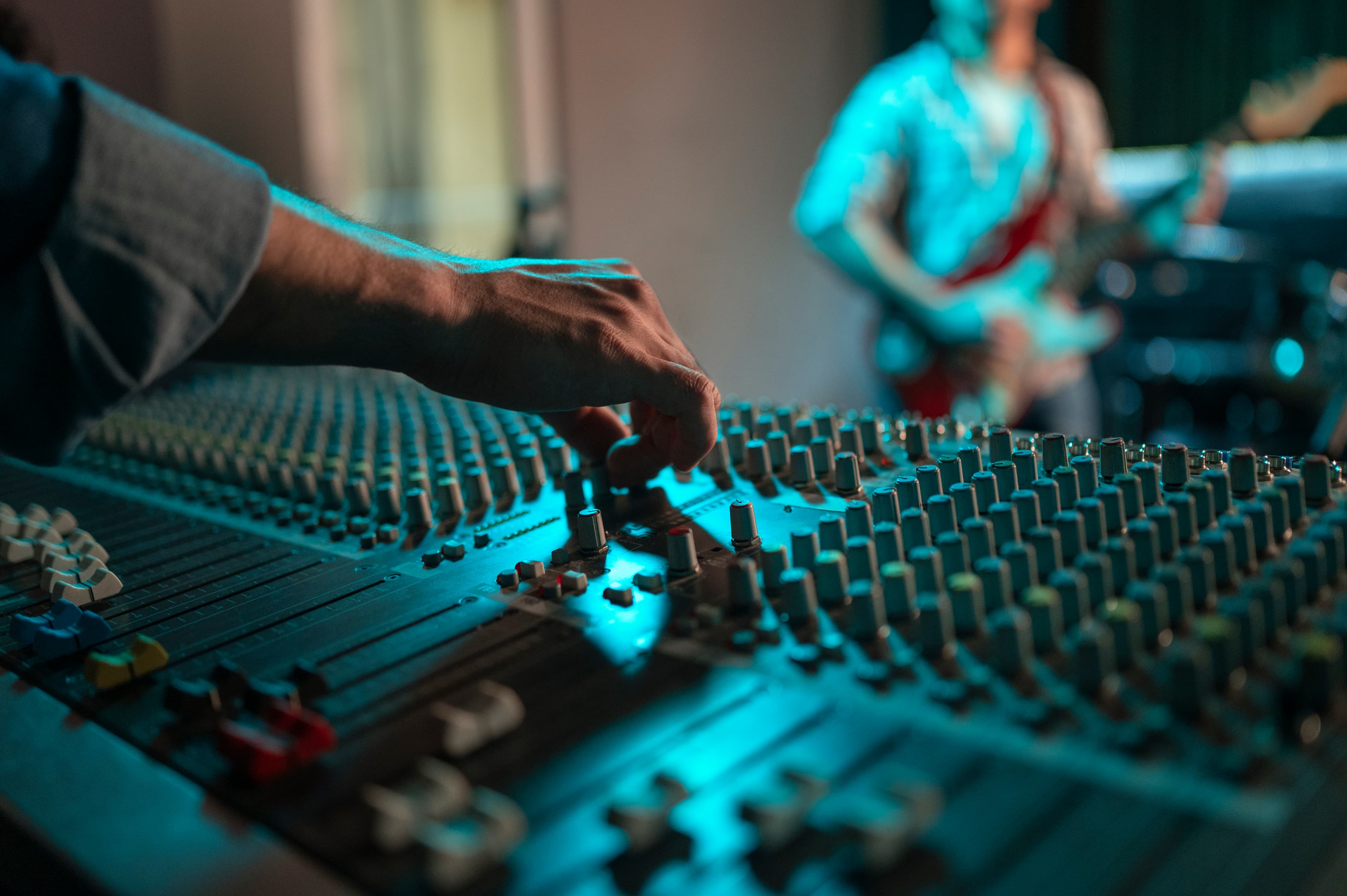 Ofrecemos producción y diseño de sonido con altos estándares de calidad. Trabajamos con músicos y especialistas en audio para crear experiencias auditivas precisas y envolventes.